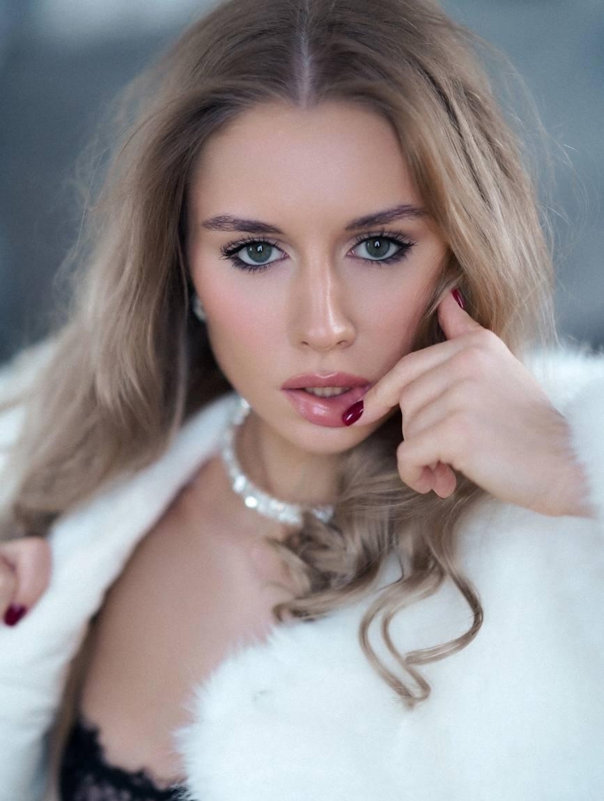 Инна привлекательная девушка из Азнакаево цена от 6000 руб